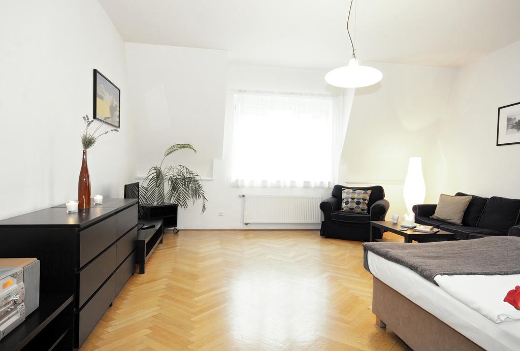 Old Town Apartment *