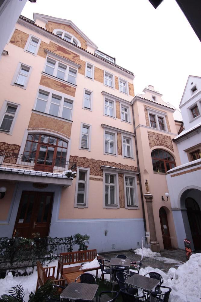 Old Town Apartment *