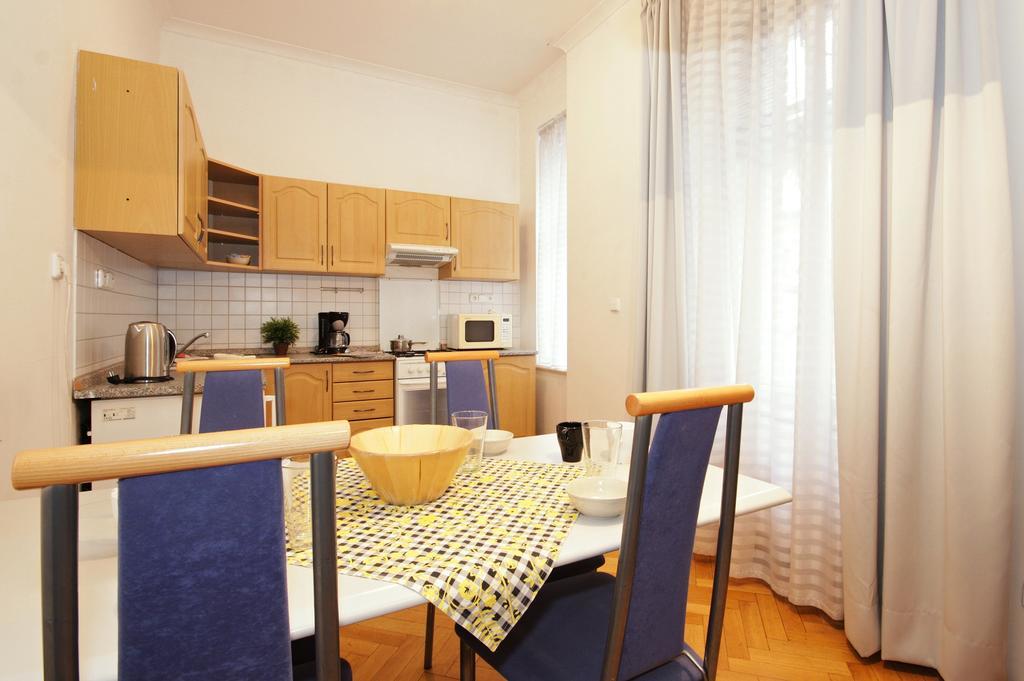 Old Town Apartment *